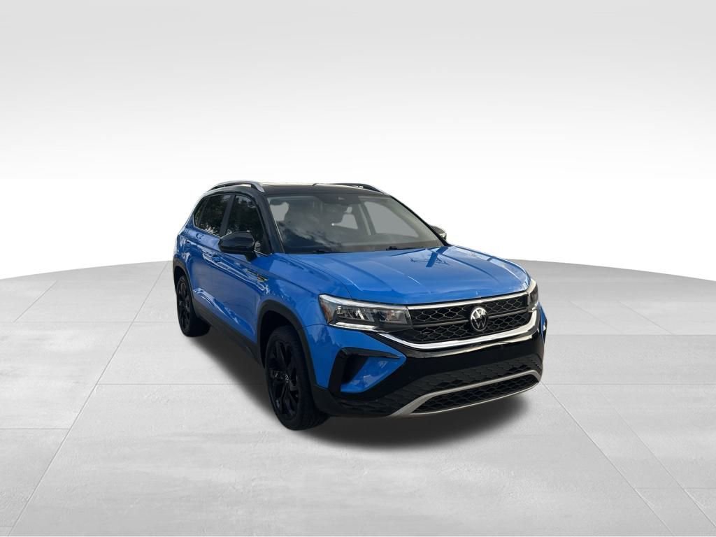 Used 2023 Volkswagen Taos SE w/ Panoramic Sunroof Package image 2