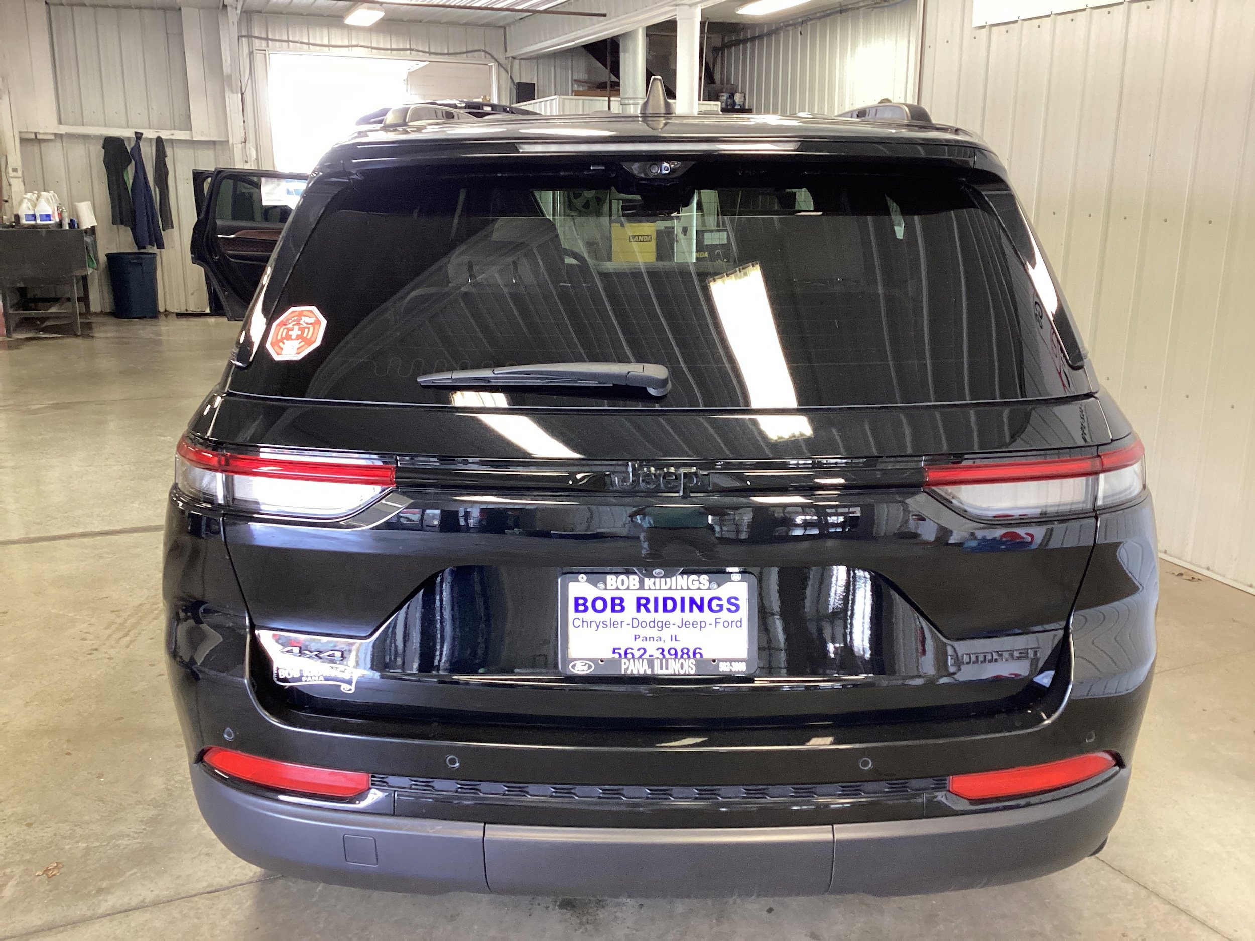 Used 2024 Jeep Grand Cherokee Limited w/ Luxury Tech Group II image 4