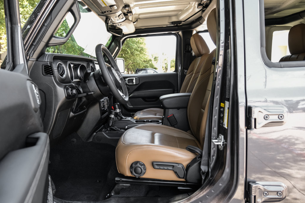 Used 2023 Jeep Wrangler Unlimited Sahara w/ LED Lighting Group AWD/4WD image 45