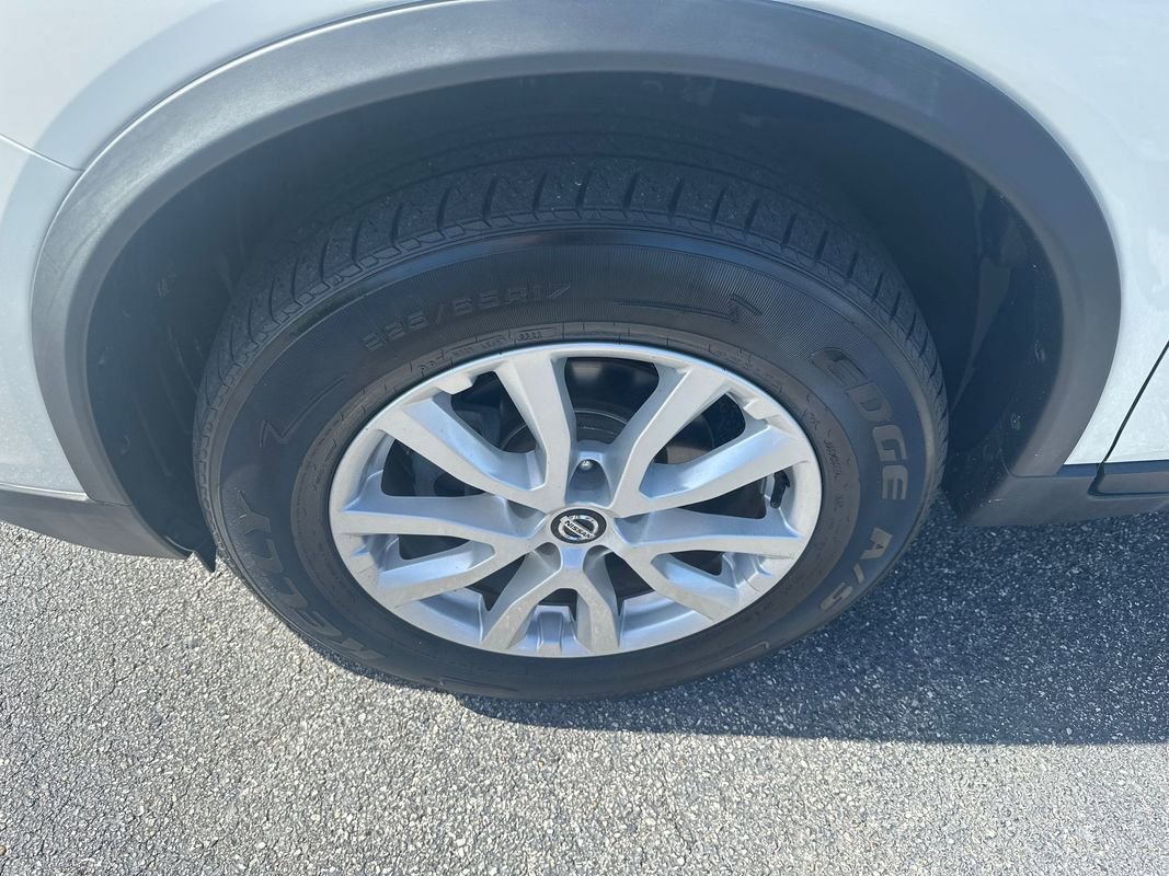 Used 2018 Nissan Rogue SV image 2