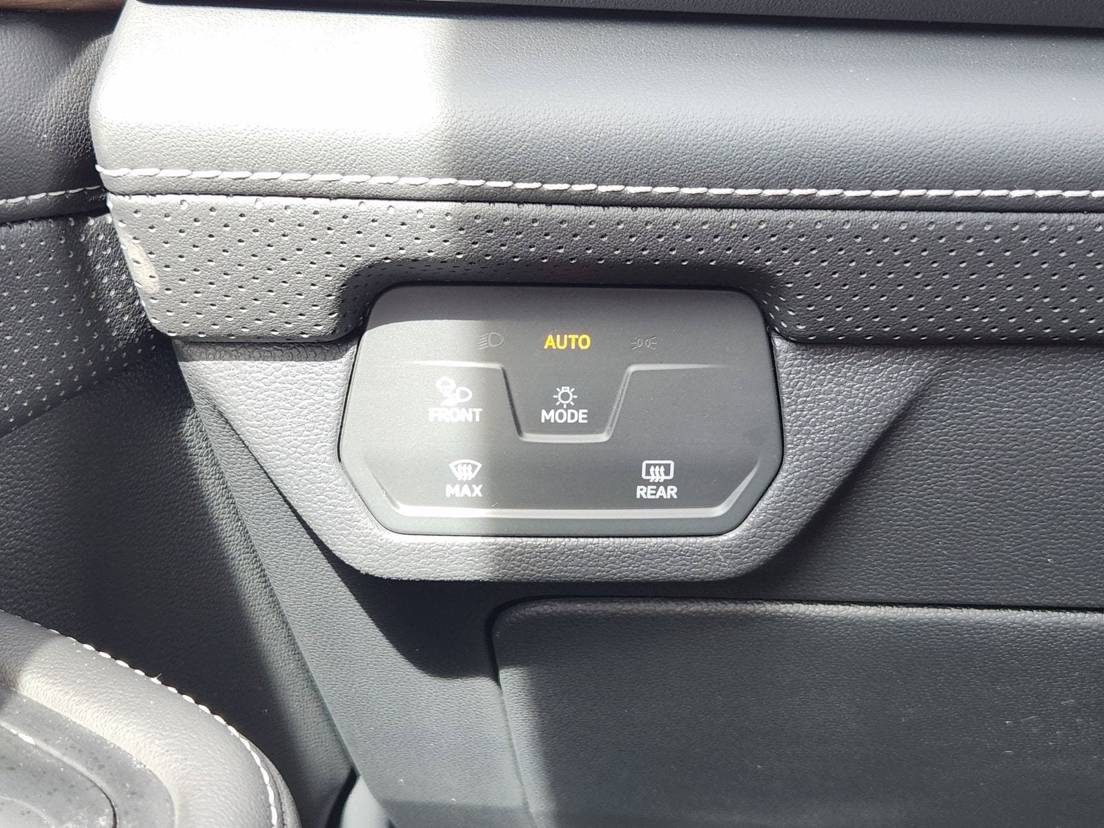 Used 2025 Volkswagen Atlas SE FWD image 28