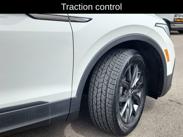 Used 2022 Volkswagen Tiguan SE w/ Panoramic Sunroof Package AWD/4WD image 19