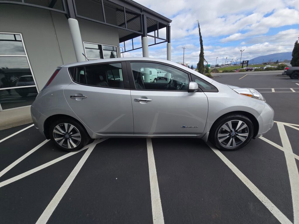 Used 2013 Nissan Leaf SL w/ Premium Pkg image 4