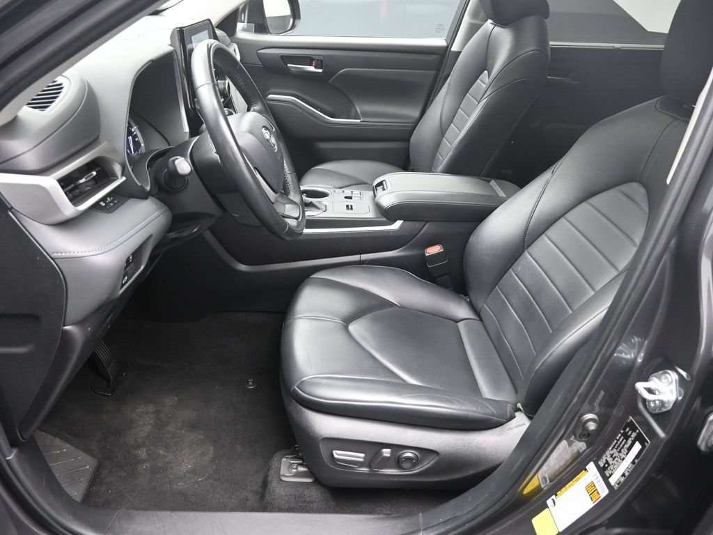 Used 2024 Toyota Highlander XLE FWD image 18