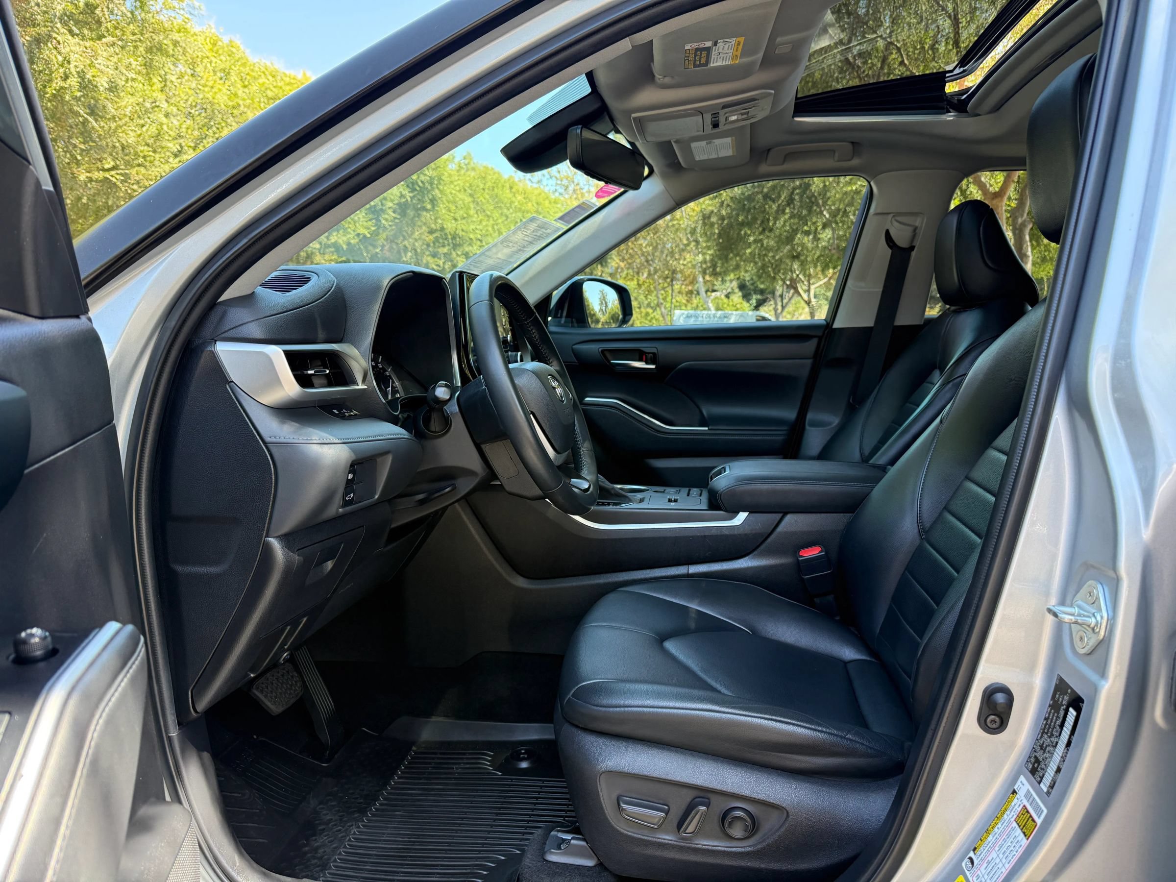 Used 2022 Toyota Highlander XLE FWD image 10