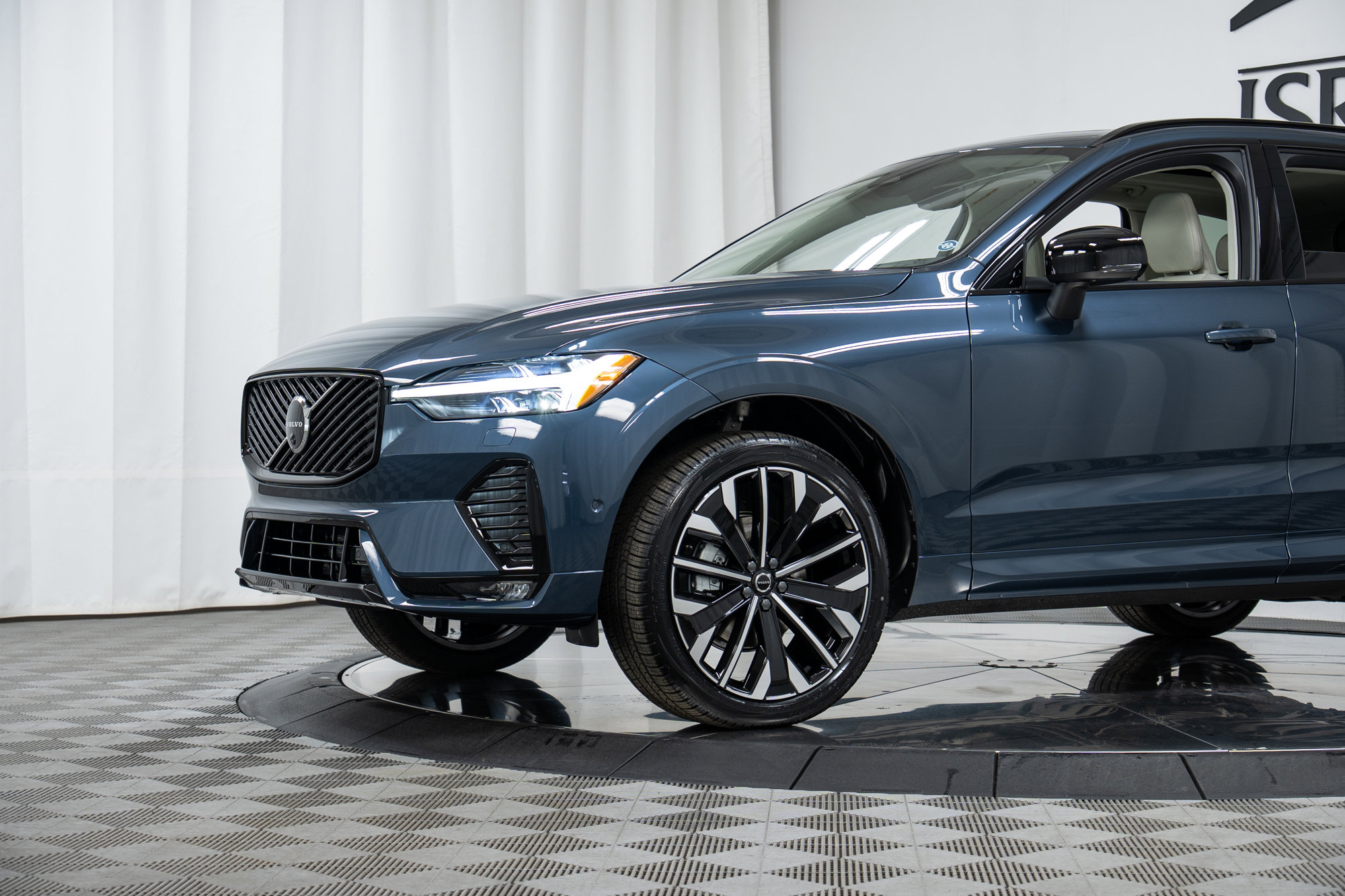 New 2026 Volvo XC60 B5 Ultra w/ Climate Package image 25