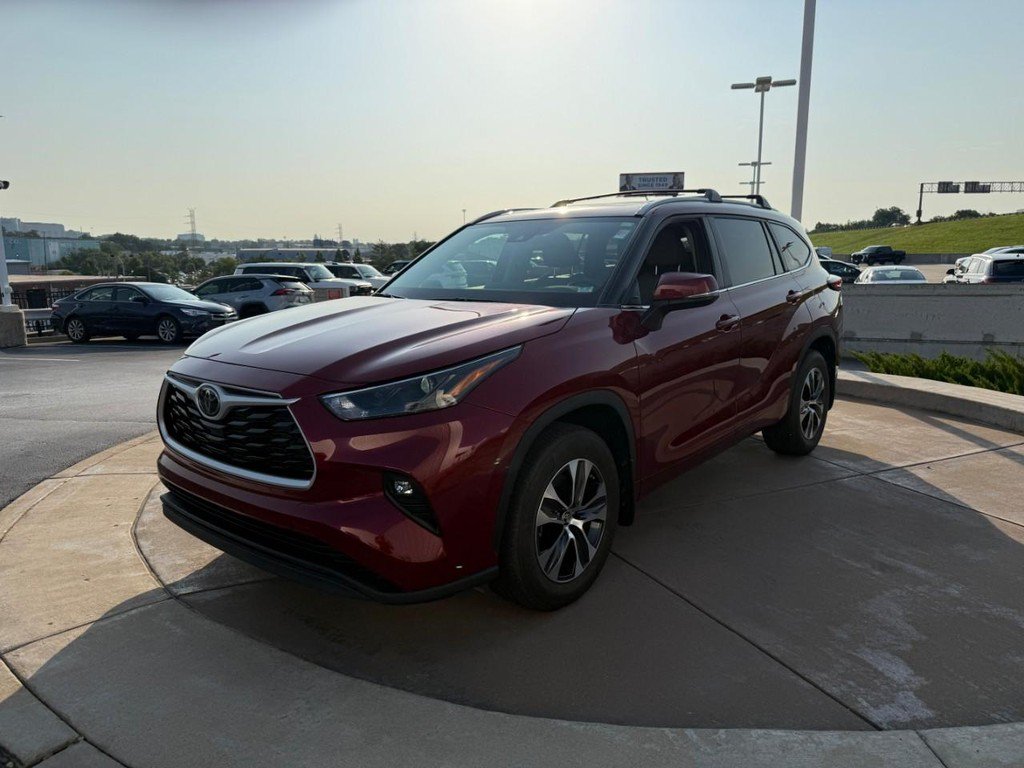 Certified 2024 Toyota Highlander XLE AWD/4WD image 11