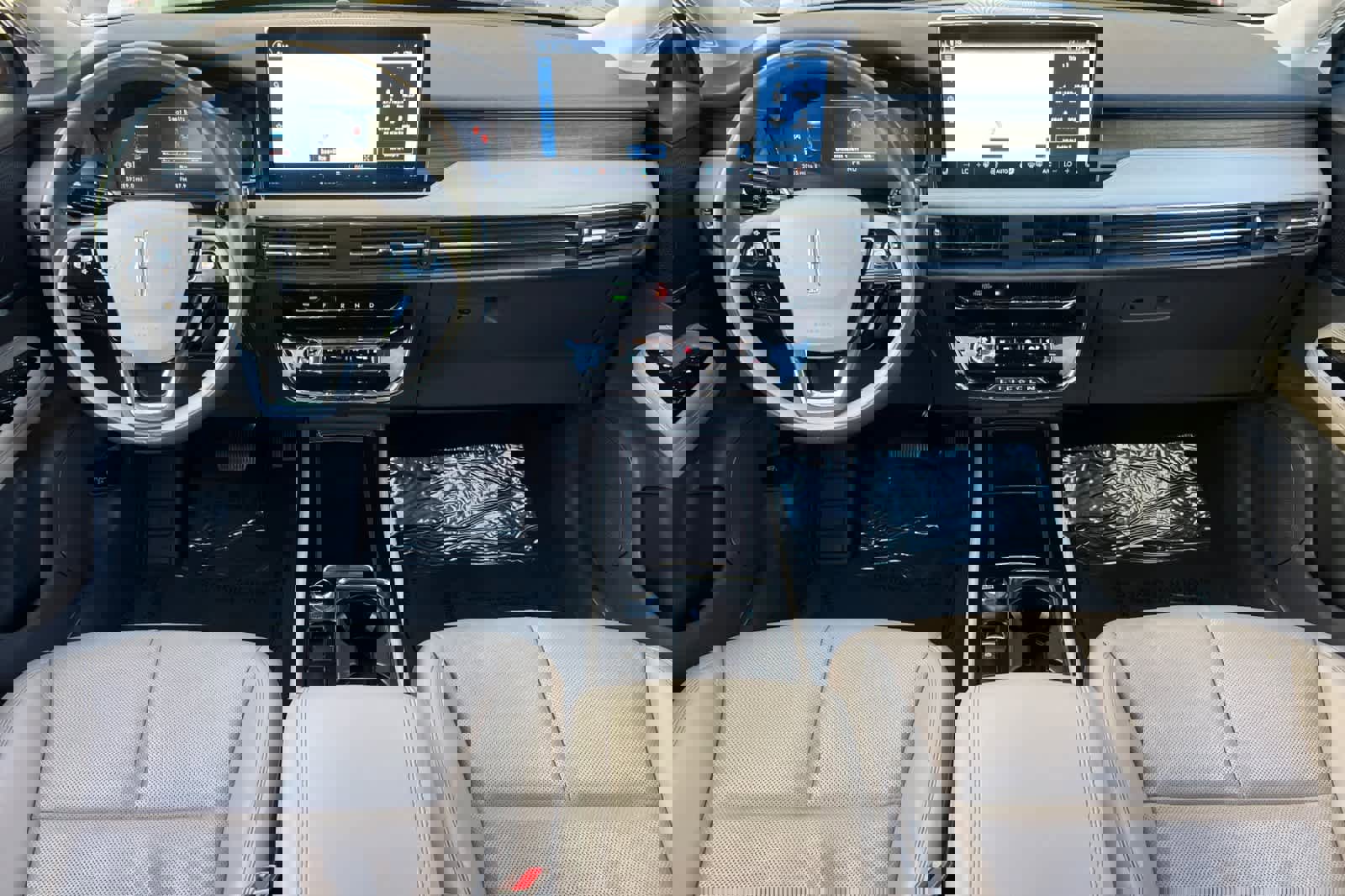 Used 2023 Lincoln Corsair Reserve w/ Equipment Group 201A image 3