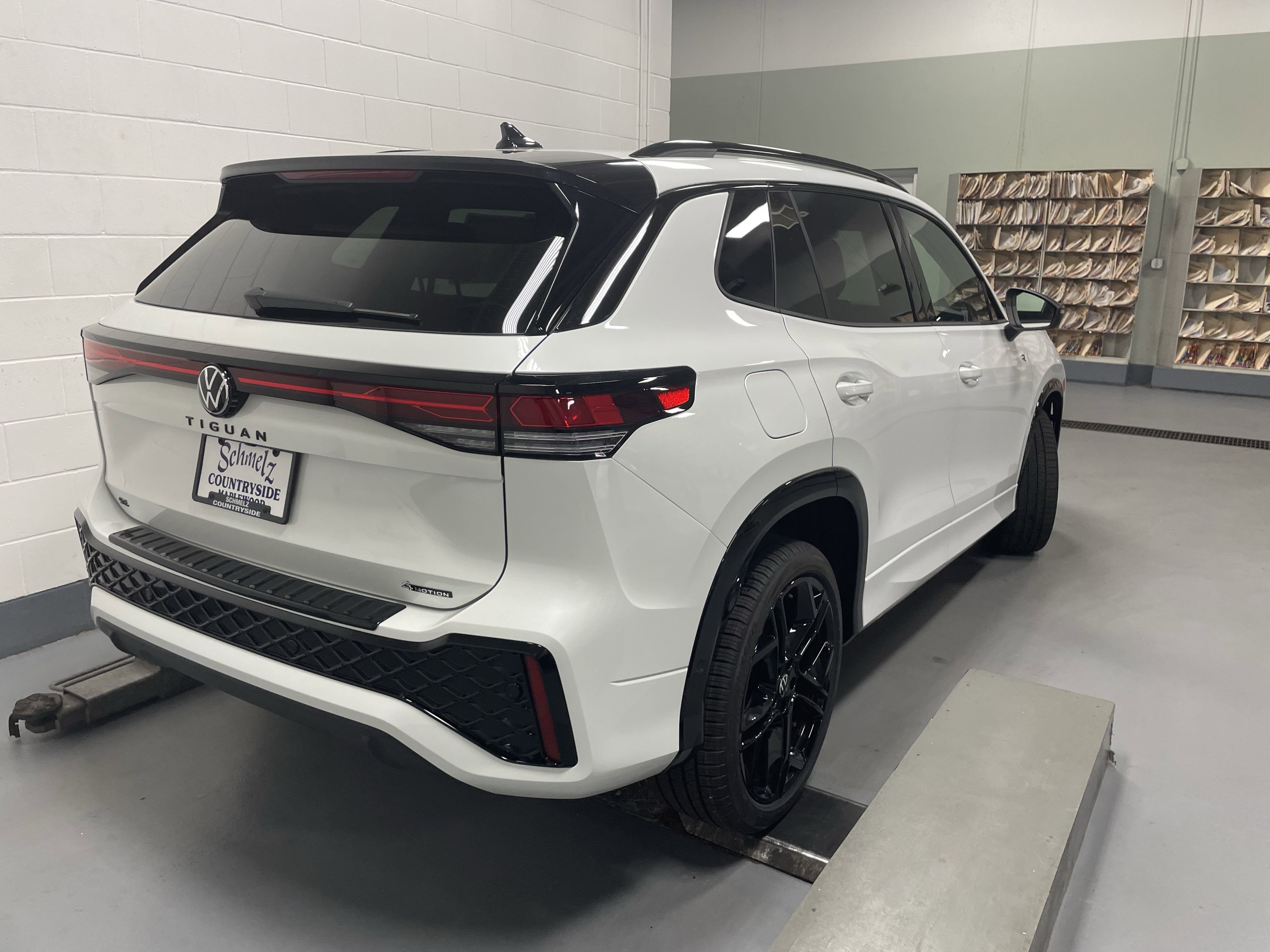 New 2025 Volkswagen Tiguan SE R-Line image 2