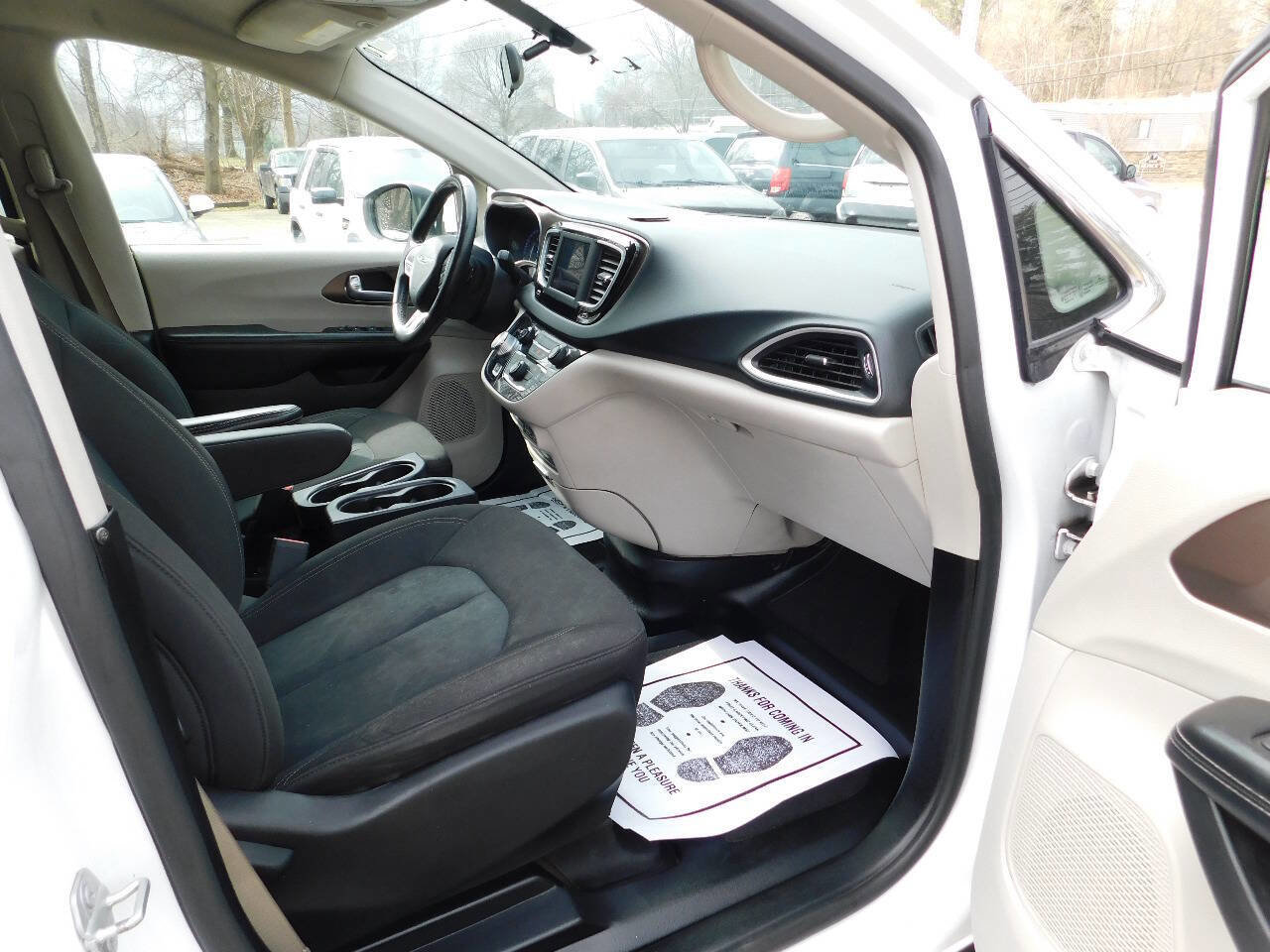 Used 2022 Chrysler Voyager LX image 20