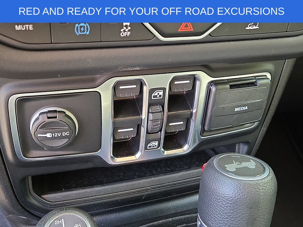 Used 2025 Jeep Wrangler Unlimited Sahara AWD/4WD image 24