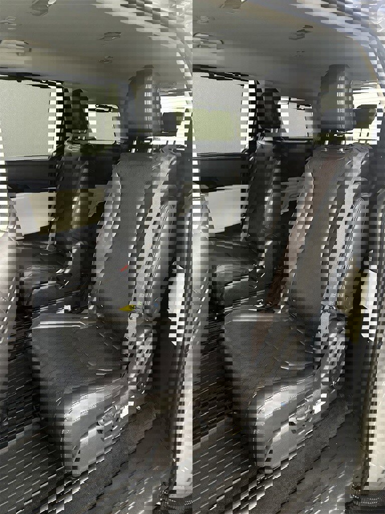 Used 2022 Kia Carnival EX image 26