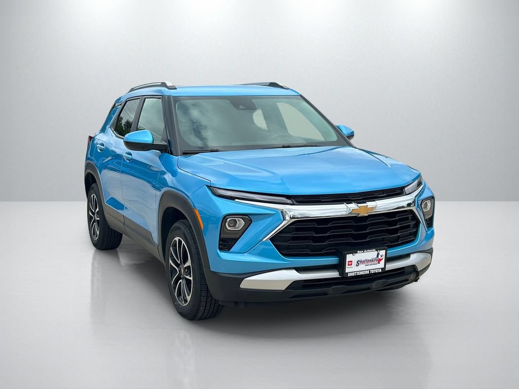 Used 2025 Chevrolet TrailBlazer LT AWD/4WD image 3