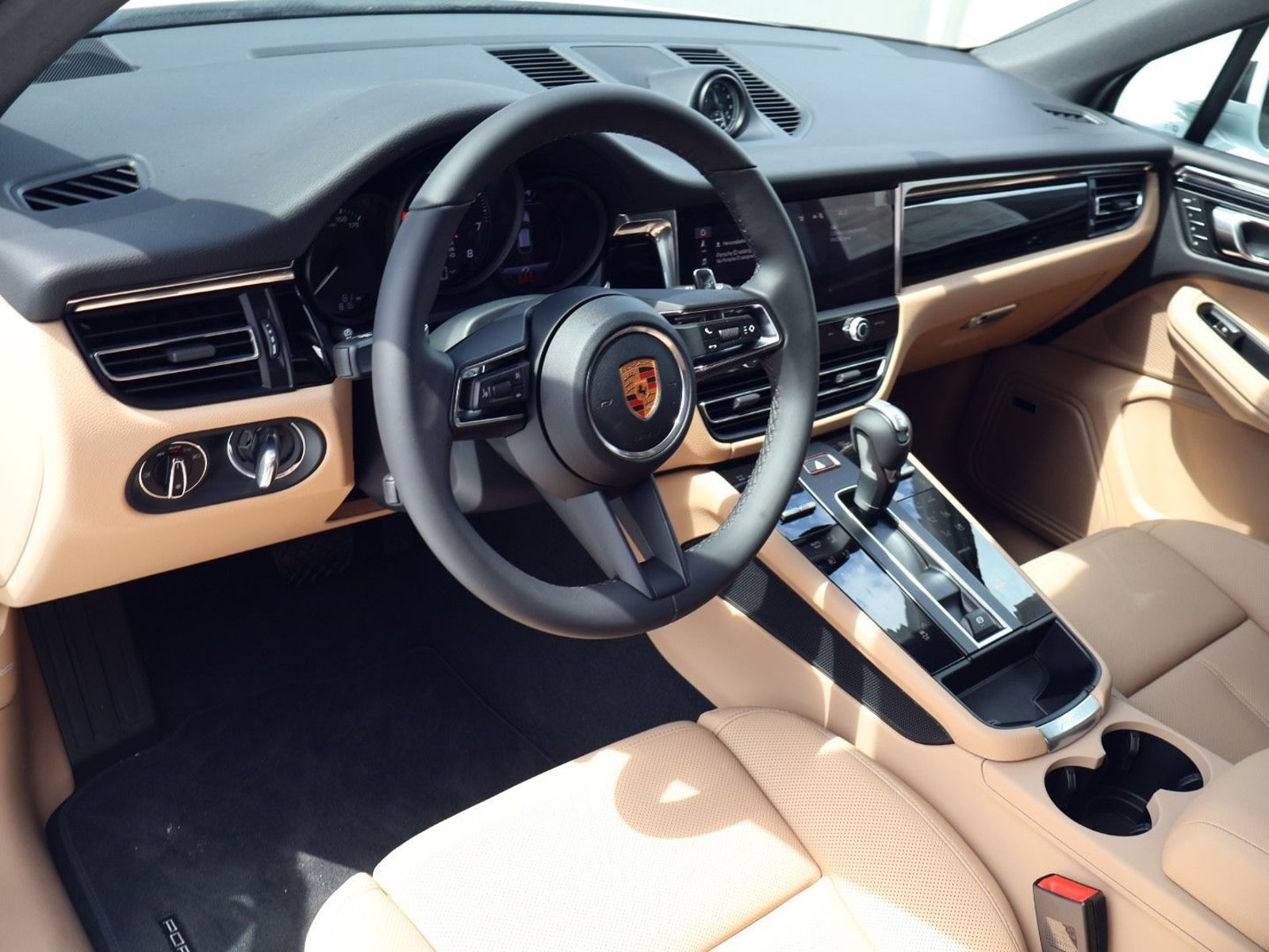 New 2026 Porsche Macan AWD/4WD image 4