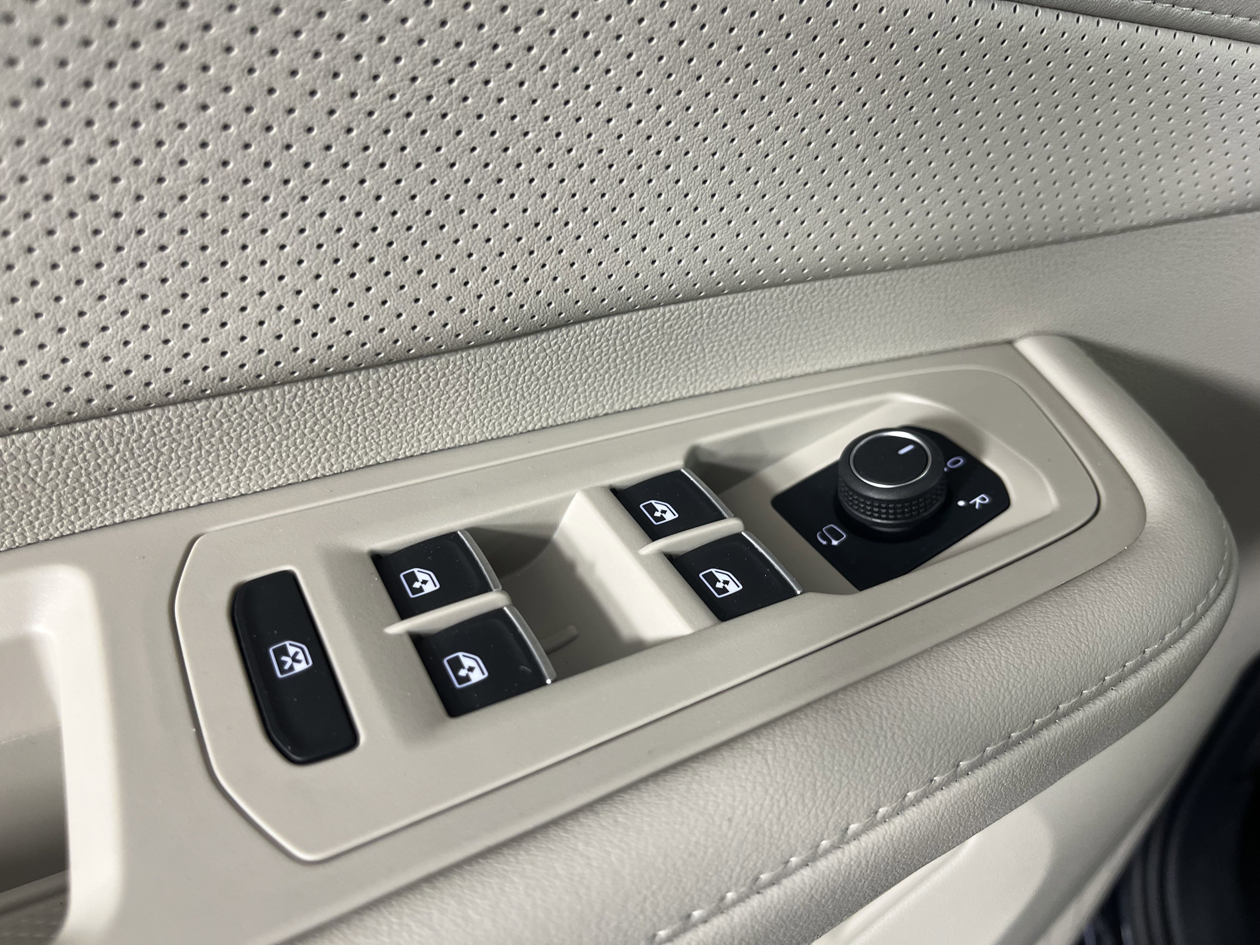 Certified 2024 Volkswagen Atlas SEL Premium R-Line AWD/4WD image 19