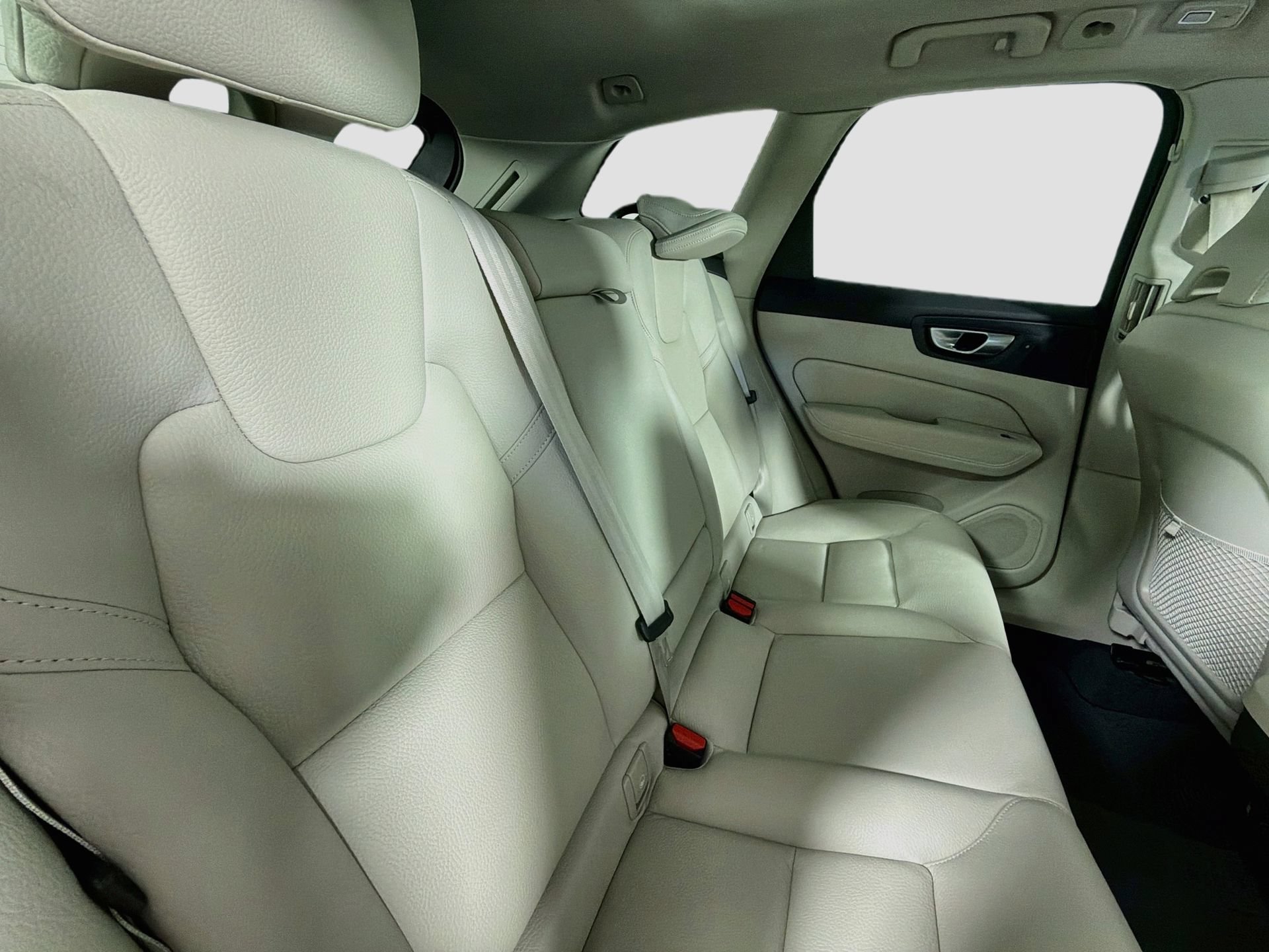 Certified 2024 Volvo XC60 B5 Plus AWD/4WD image 27