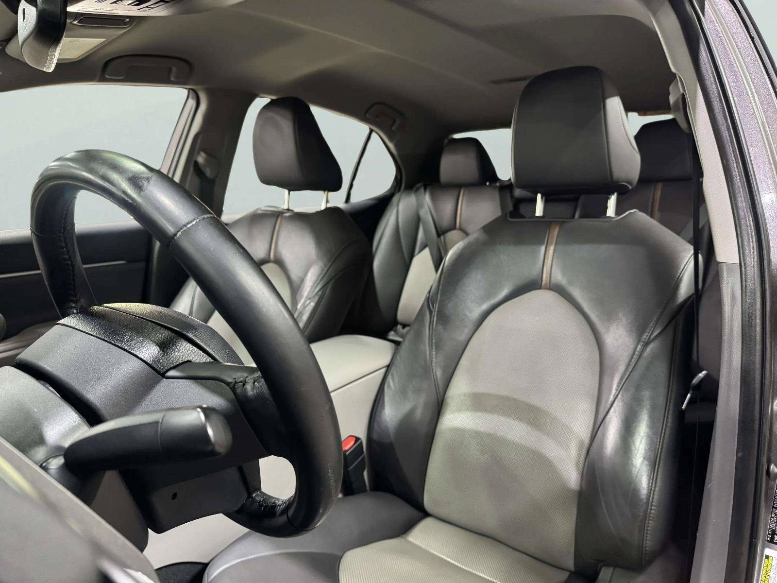 Used 2020 Toyota Camry XLE FWD image 31