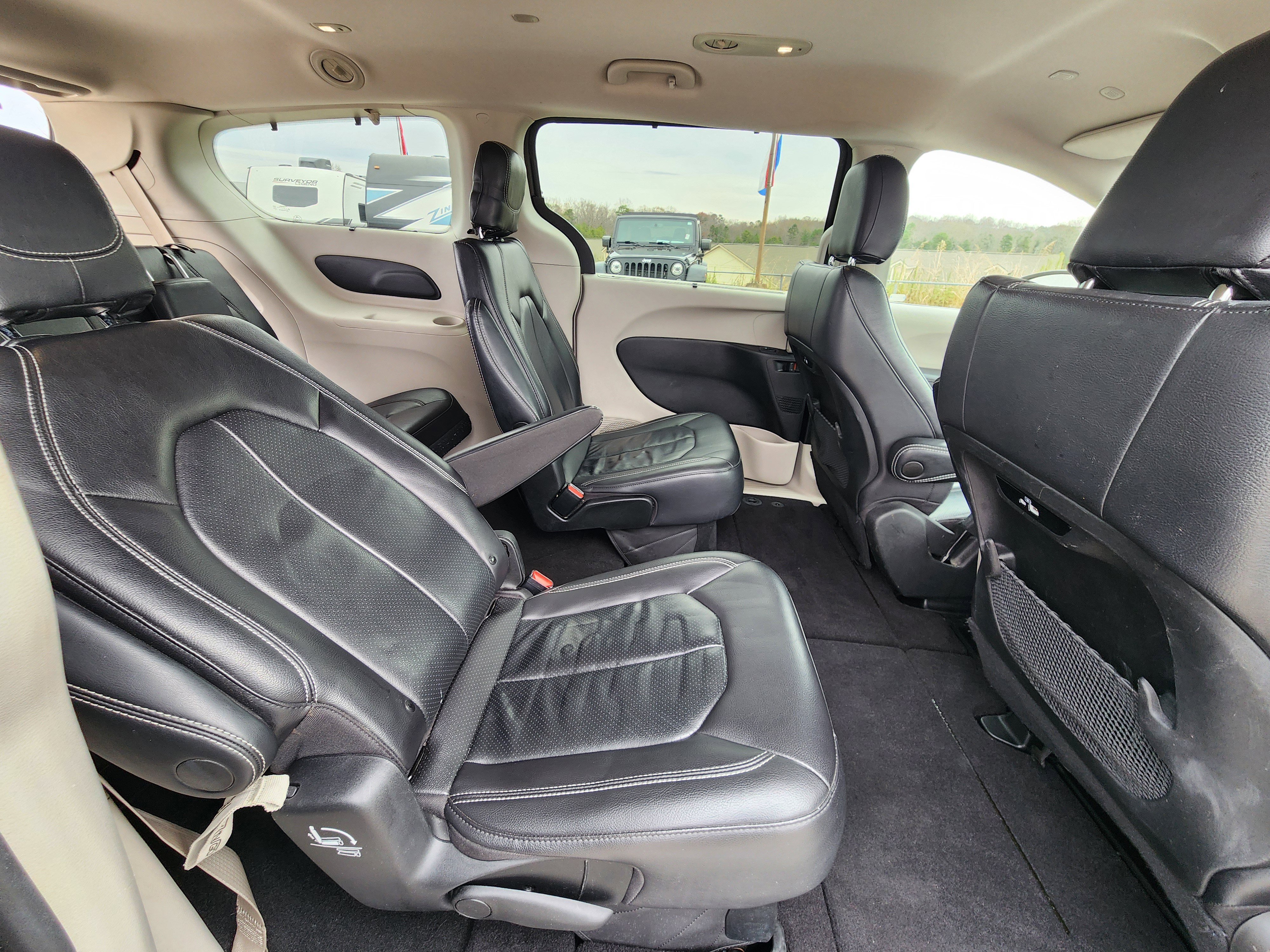 Used 2022 Chrysler Pacifica Touring-L image 12