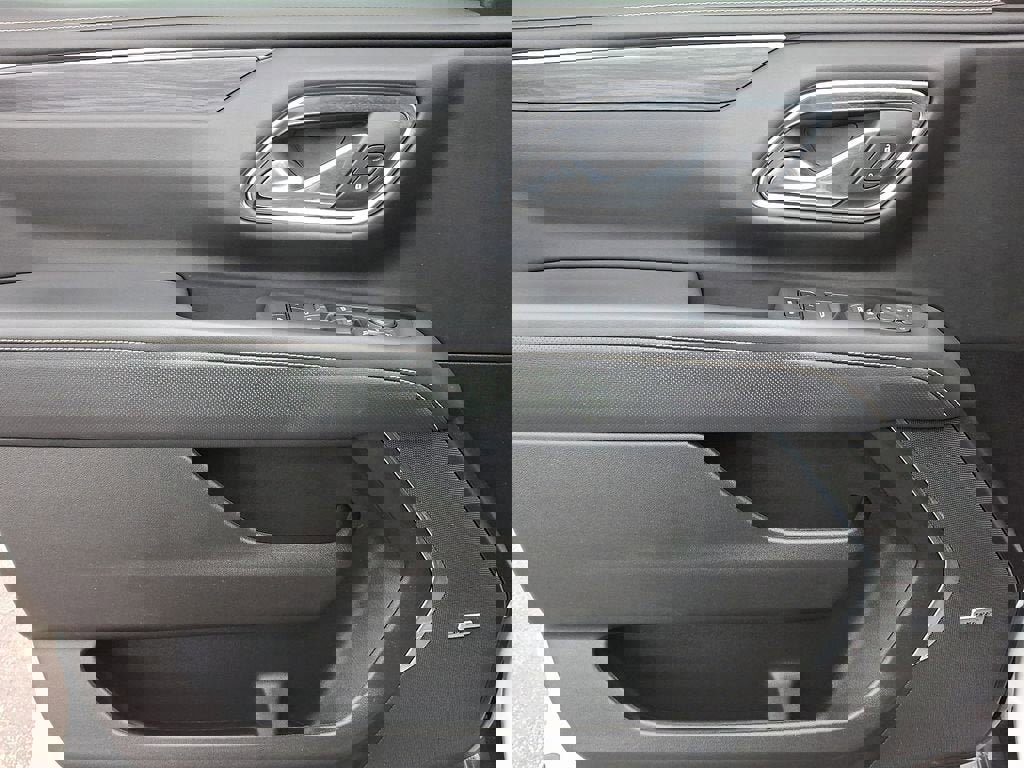 Certified 2024 GMC Yukon SLT w/ SLT Luxury Package image 13