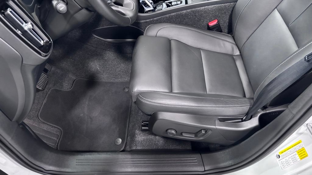 Certified 2026 Volvo XC40 B5 Plus AWD/4WD image 11