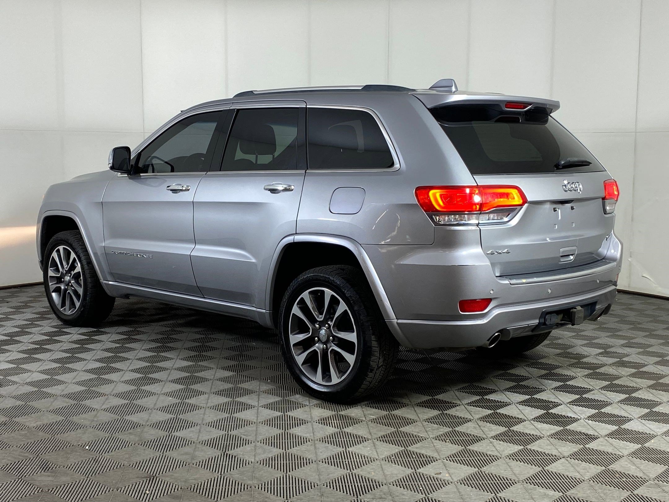 Used 2015 Jeep Grand Cherokee Overland image 3