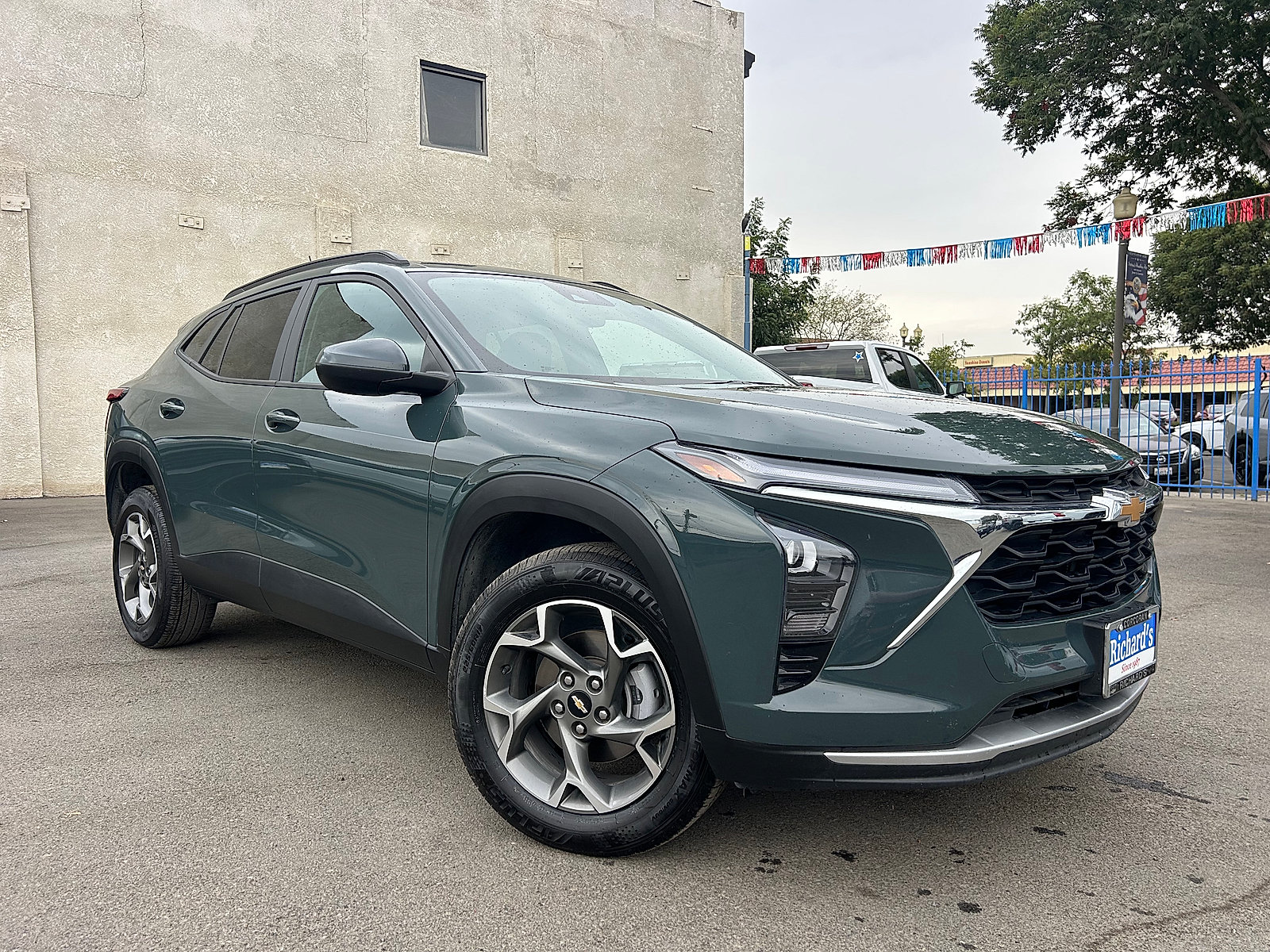 Used 2025 Chevrolet Trax LT FWD image 1