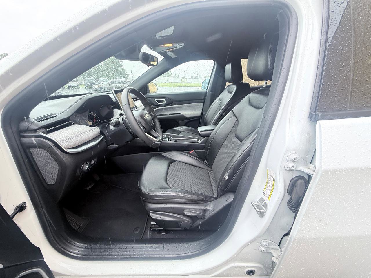 Used 2024 Jeep Compass Latitude AWD/4WD image 8