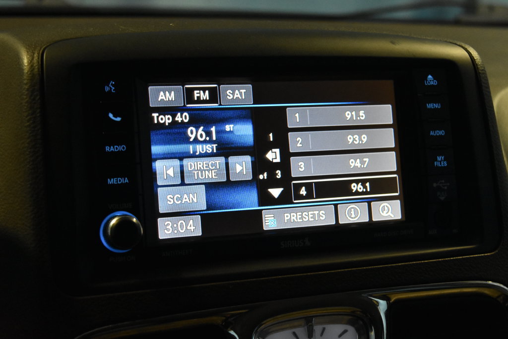 Used 2015 Chrysler Town & Country Touring-L w/ Driver Convenience Group FWD image 10