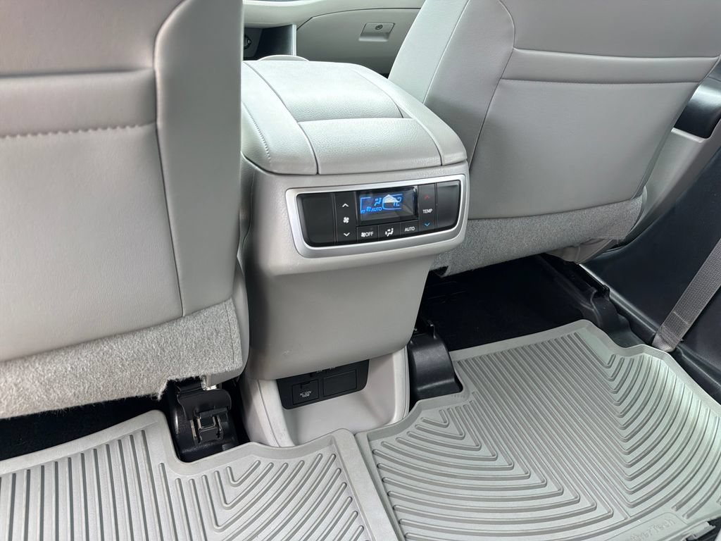 Used 2018 Toyota Highlander XLE FWD image 32