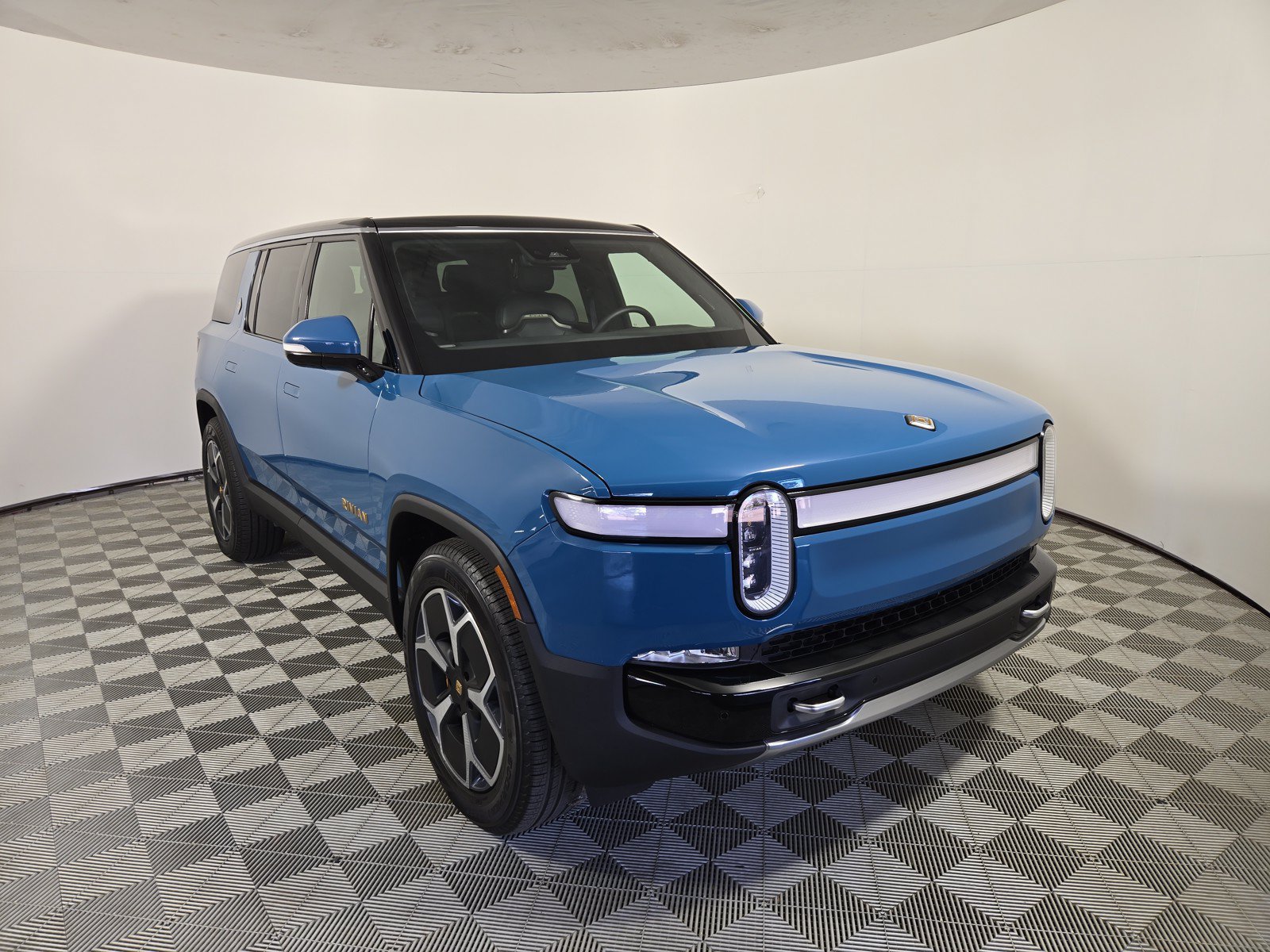 Used 2023 Rivian R1S Adventure AWD/4WD image 7