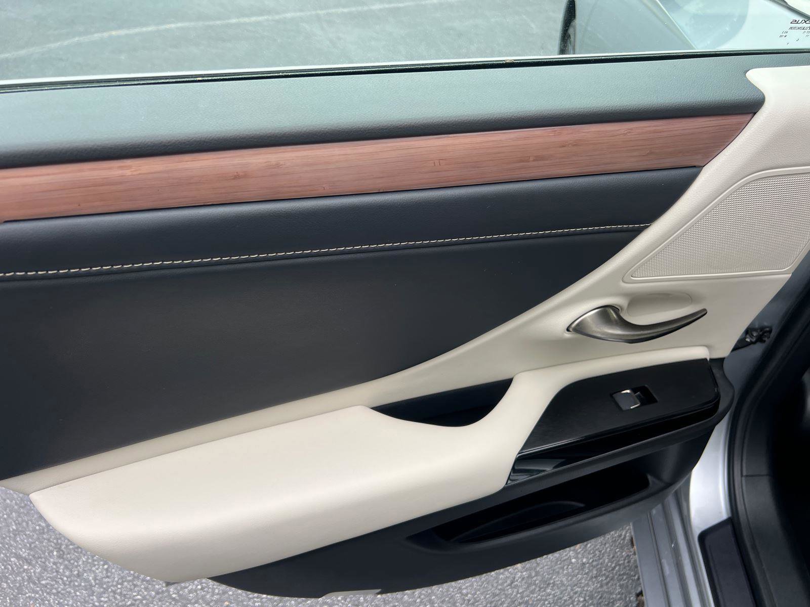 Certified 2025 Lexus ES 300h w/ Premium Package image 23