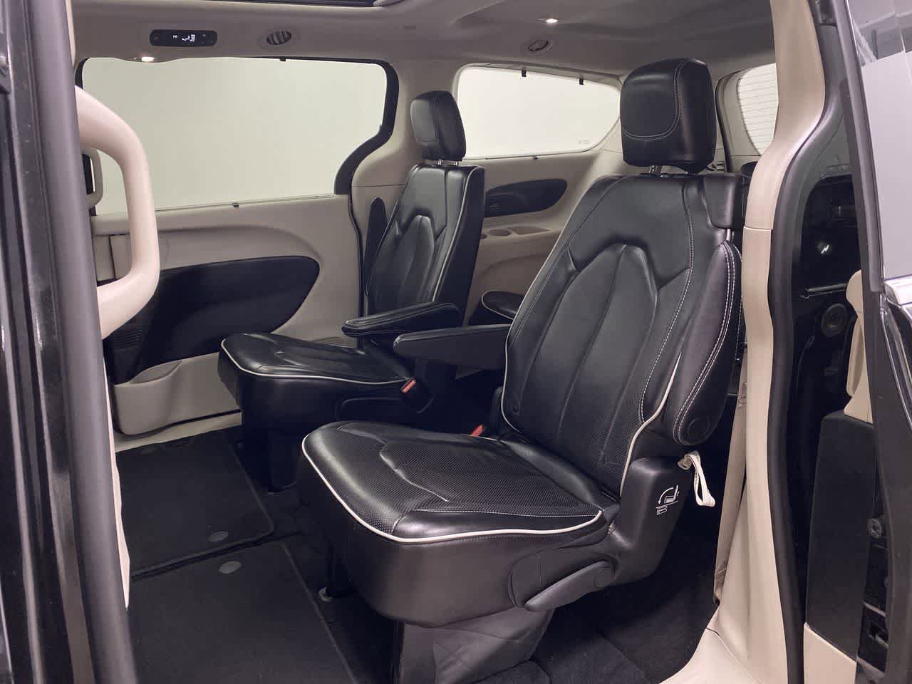 Used 2023 Chrysler Pacifica Limited FWD image 17