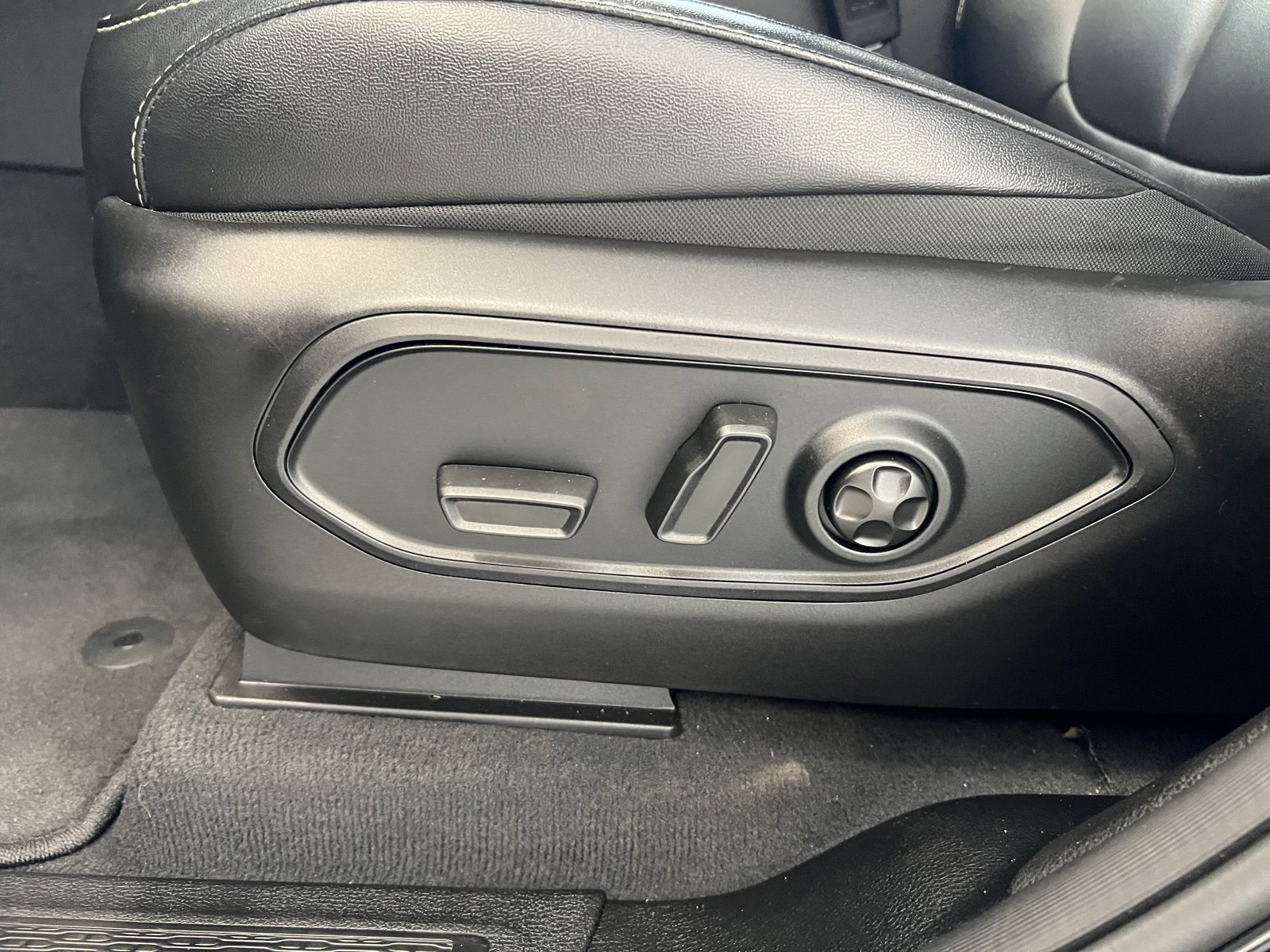 Used 2024 Jeep Grand Cherokee L Limited w/ Black Appearance Package image 38