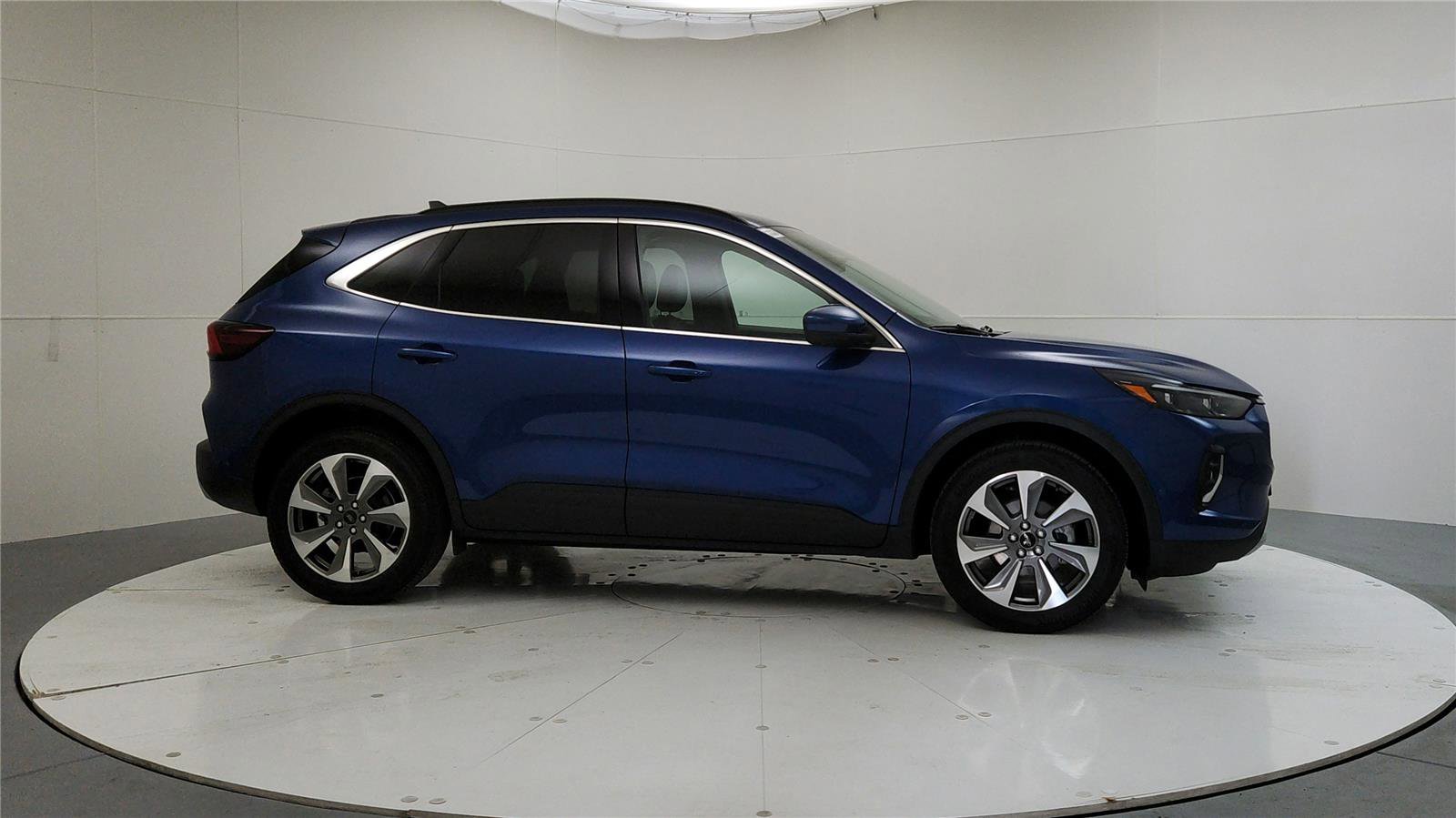 Used 2023 Ford Escape Platinum w/ Premium Technology Package image 8