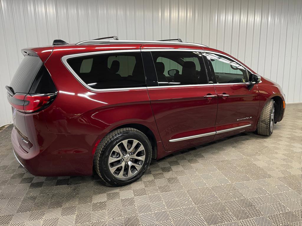 Used 2023 Chrysler Pacifica Pinnacle image 3