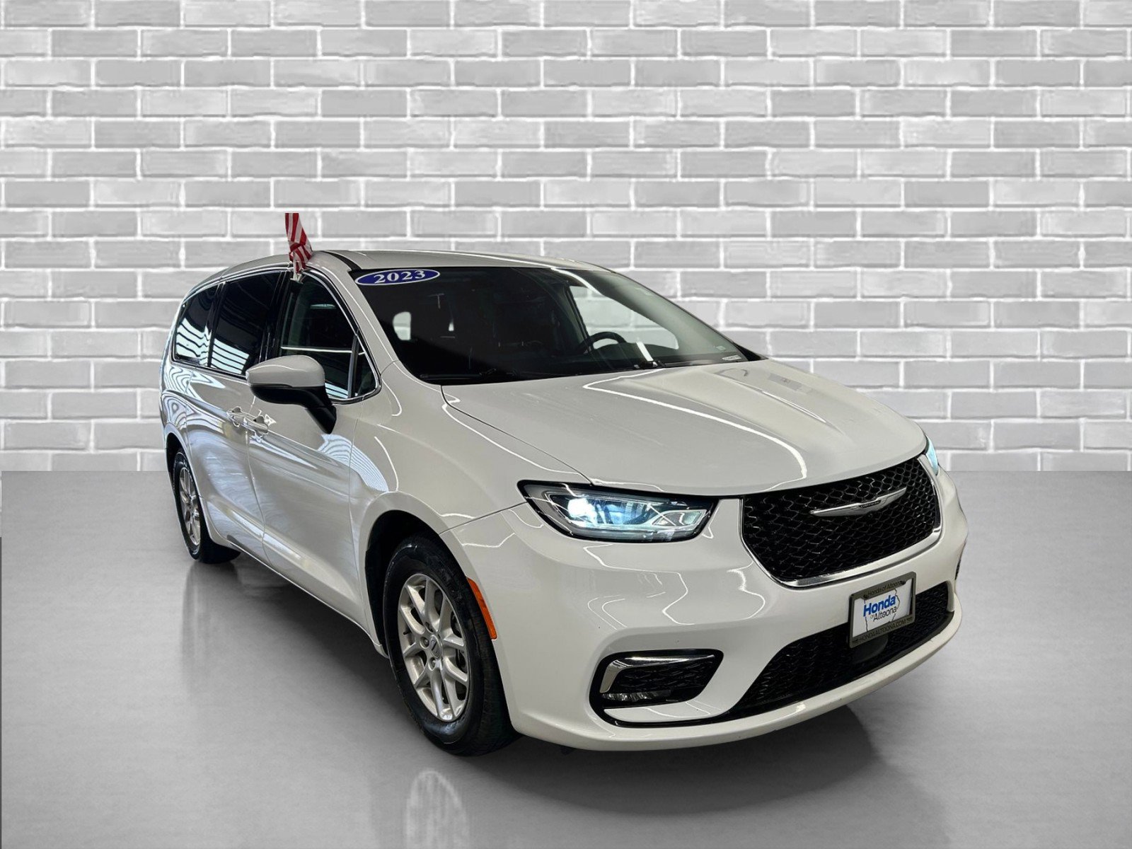 Used 2023 Chrysler Pacifica Touring-L image 7