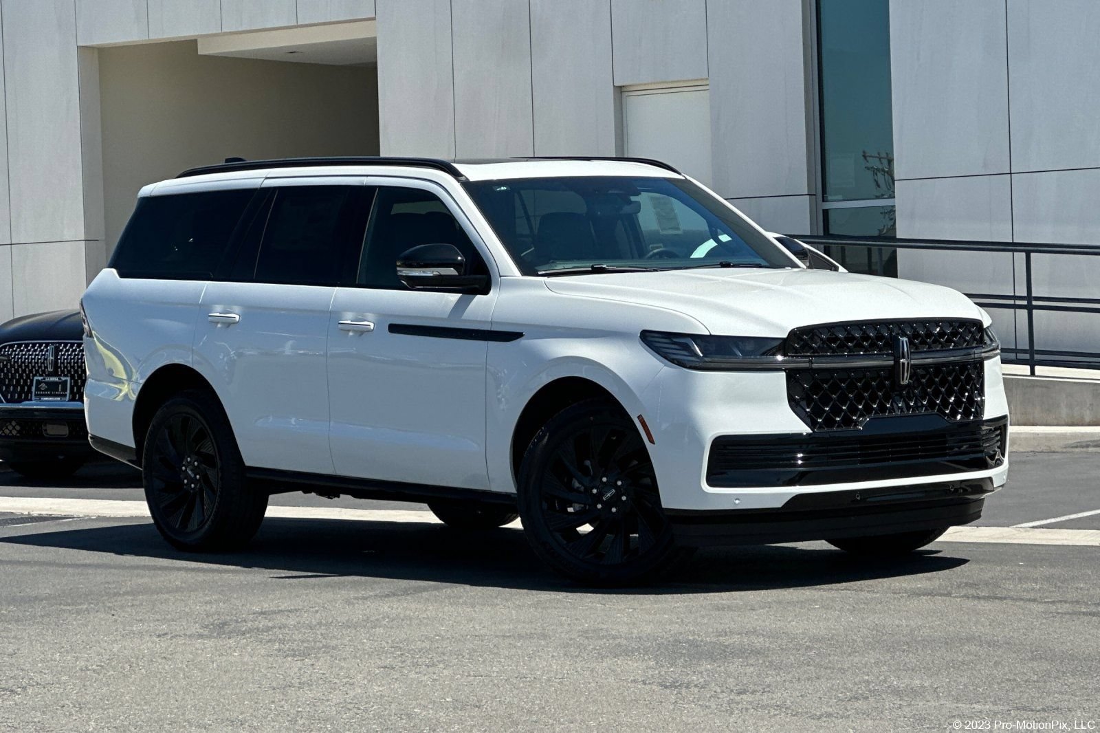 New 2026 Lincoln Navigator Reserve w/ Jet Appearance Package AWD/4WD image 1