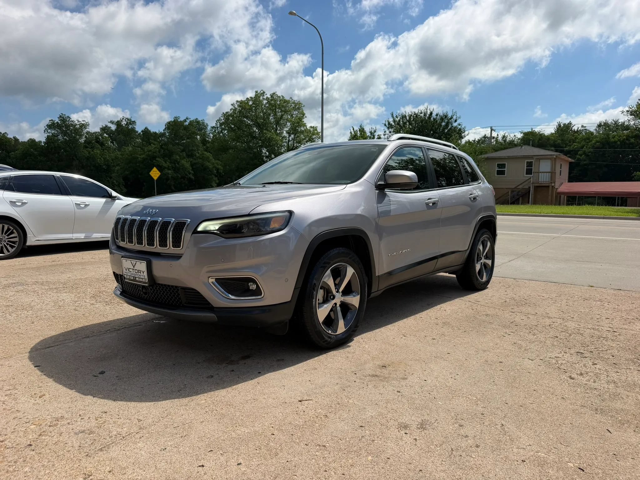 Used 2019 Jeep Cherokee Limited w/ Luxury Group AWD/4WD image 4
