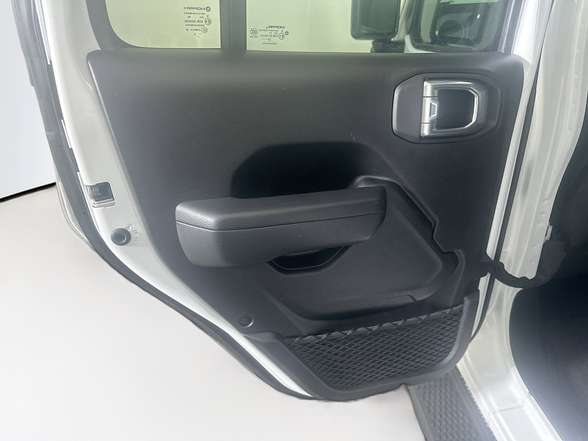 Used 2024 Jeep Wrangler Unlimited w/ Convenience Group AWD/4WD image 27