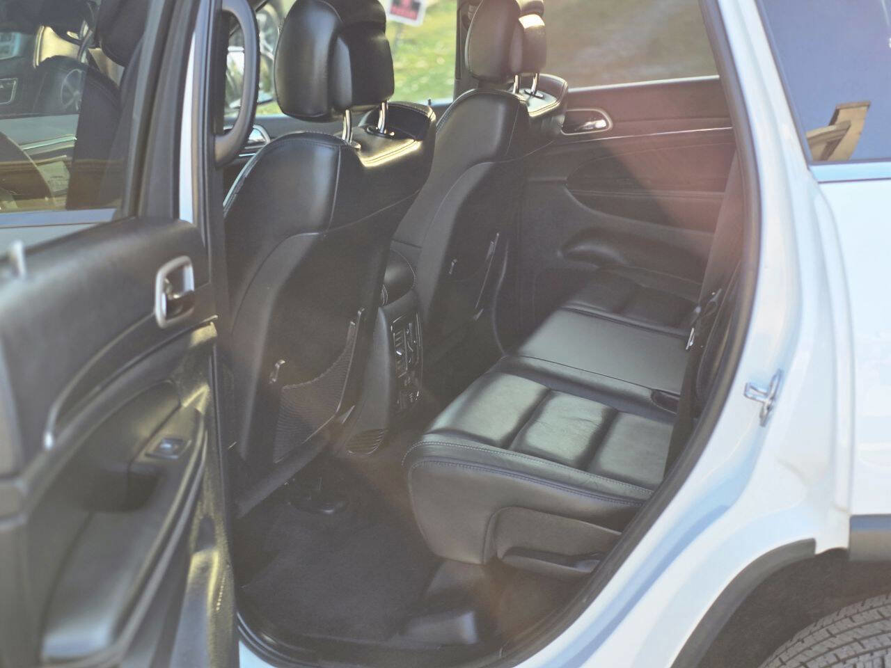 Used 2017 Jeep Grand Cherokee Limited image 17