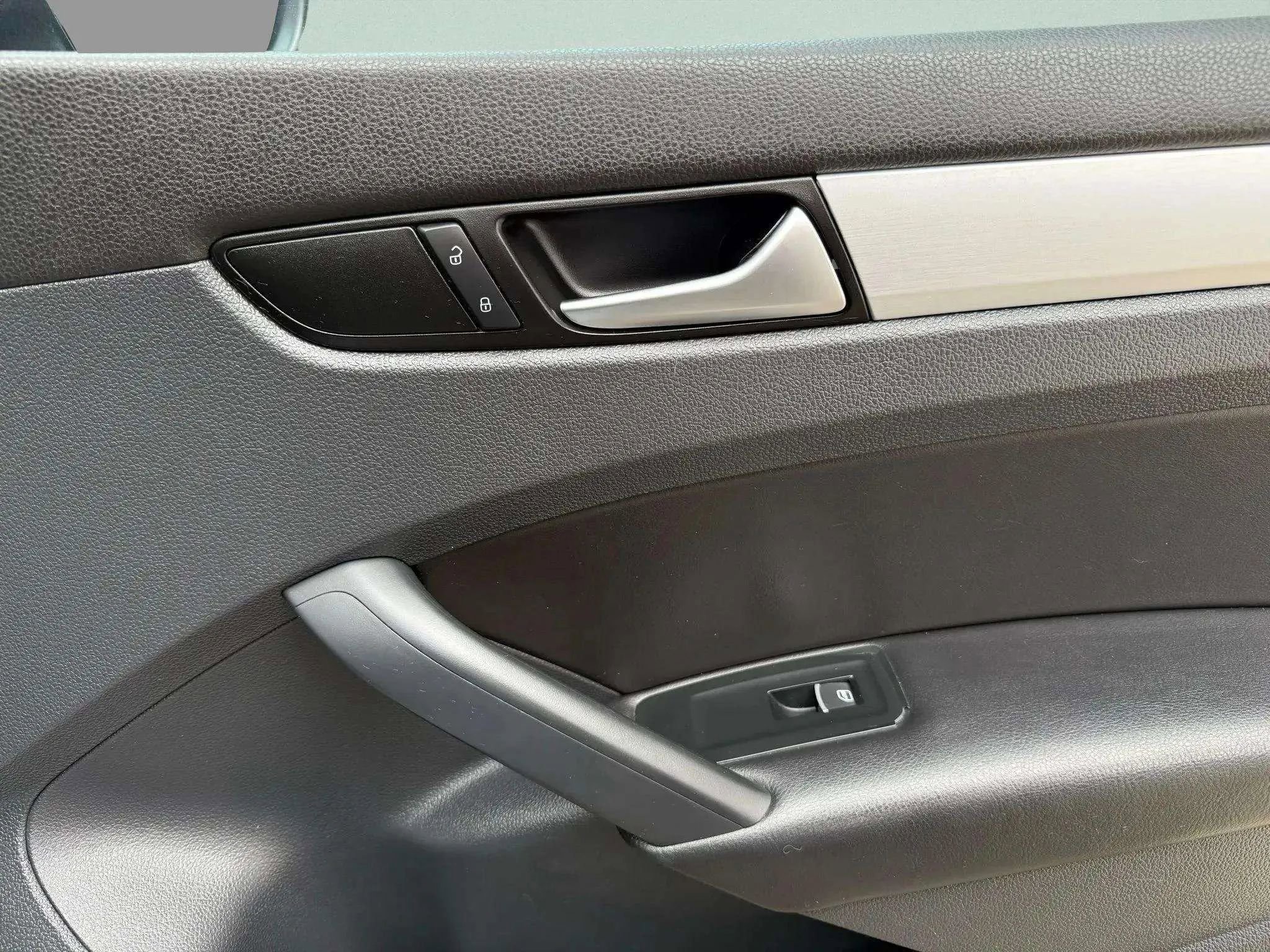 Used 2012 Volkswagen Passat TDI SE image 9