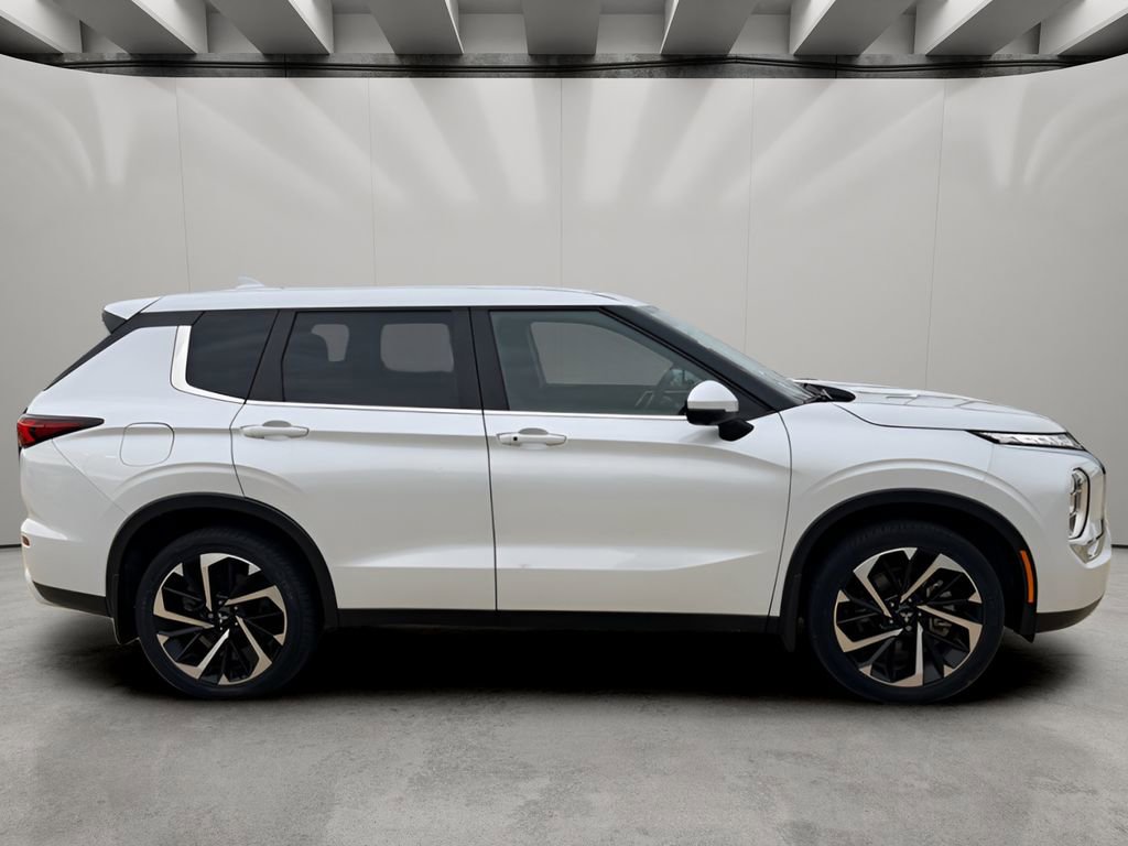 Used 2023 Mitsubishi Outlander SE FWD image 6