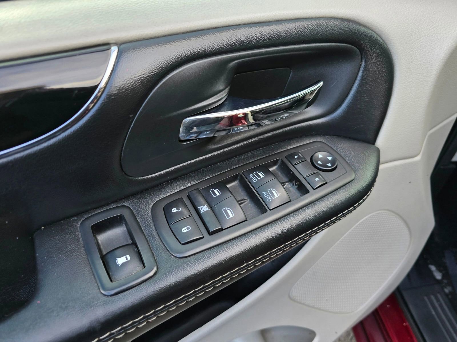 Used 2019 Dodge Grand Caravan SXT FWD image 16