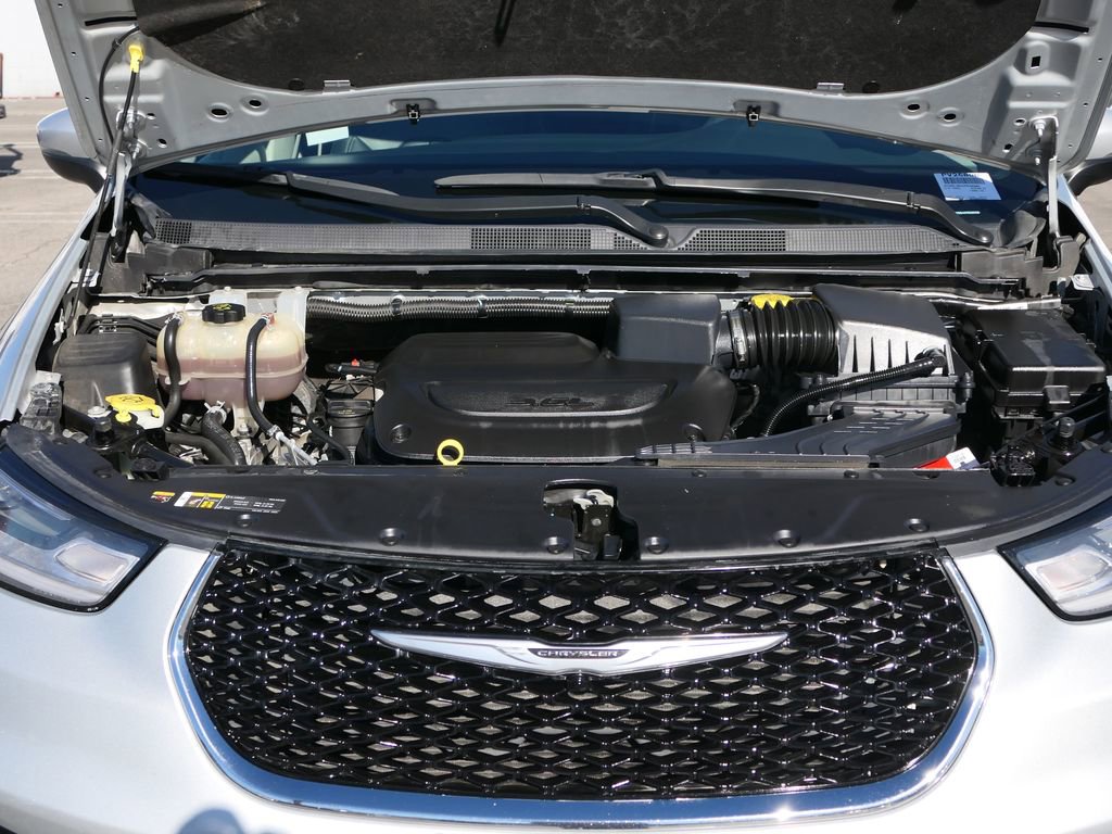 Used 2023 Chrysler Pacifica Touring-L image 27