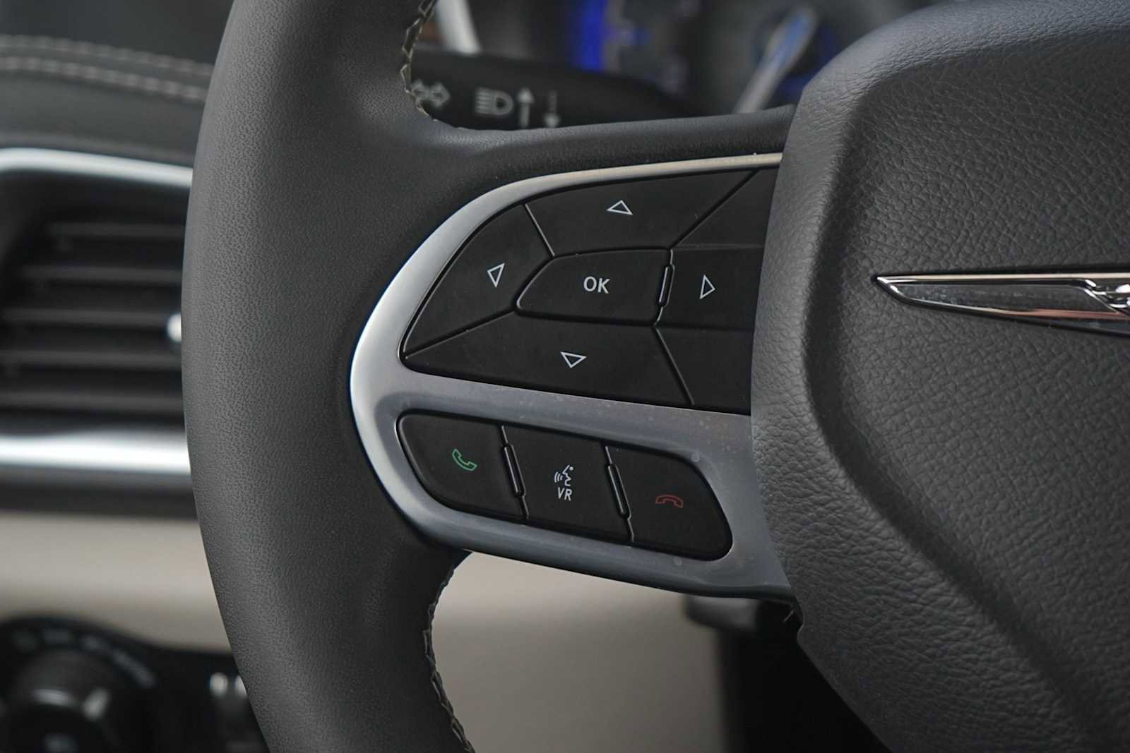 Used 2023 Chrysler Pacifica Limited FWD image 17