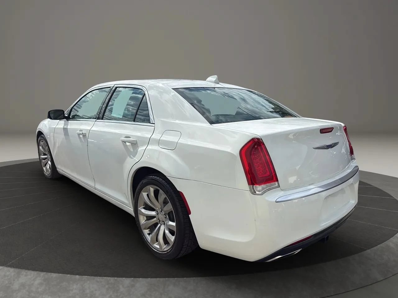 Used 2019 Chrysler 300 Touring w/ Chrome Appearance Package RWD image 7