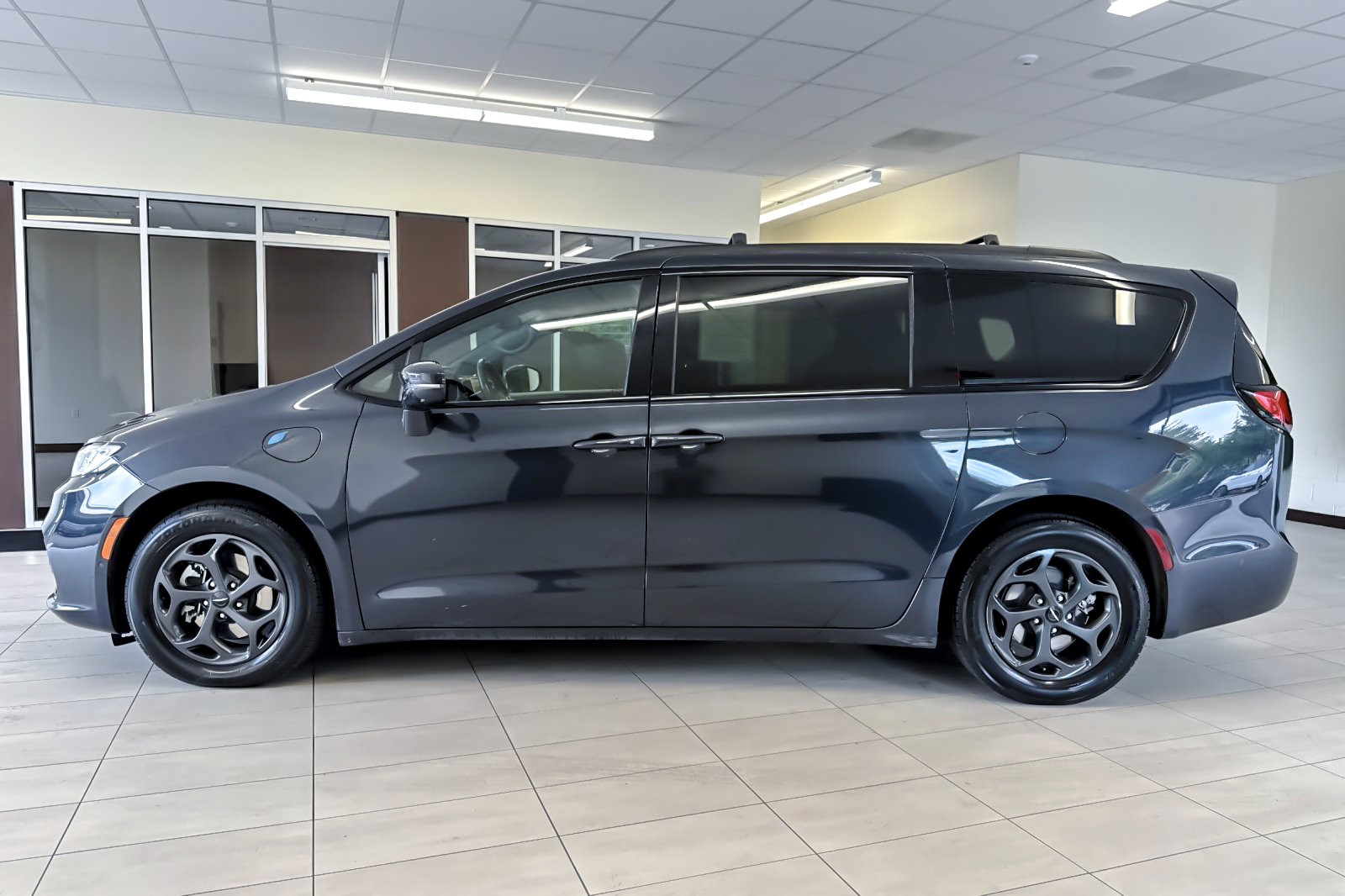 Used 2021 Chrysler Pacifica Touring-L w/ Uconnect Theater Family Group FWD image 7