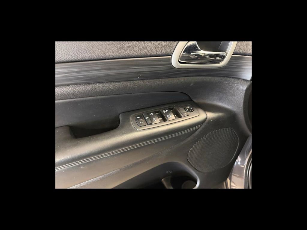 Used 2021 Jeep Grand Cherokee Laredo X AWD/4WD image 12