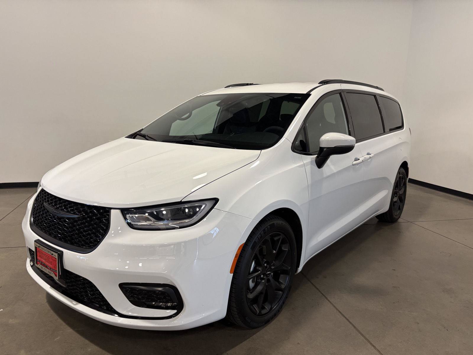 Used 2023 Chrysler Pacifica Touring-L w/ S Appearance Package FWD image 7