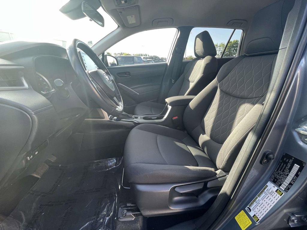 Used 2022 Toyota Corolla Cross LE AWD/4WD image 19